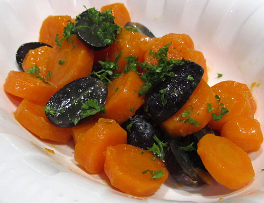 carrots and grapes veggie dish of carrots and grapes